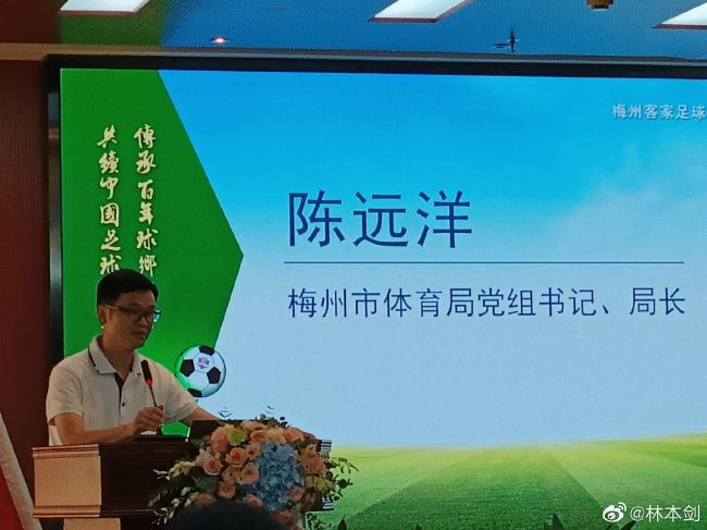 张小爱是一个恋爱至上的女人，为了恋爱，她不吝陪男朋友阿仁出走到泰国，惋惜男朋友转眼之间就消逝无踪——本来阿仁由于在酒吧闹事，被本地的黑社会年夜哥费格逊绑架走了！为了救心爱的人，小爱甘愿牺牲本身替费格逊作暗盘买卖也在所不吝！可是在买卖之前她却被抢走了美钞，小爱想到买卖掉败，钱又不见了，费格逊必然会把男朋友抛下鳄鱼潭喂鳄鱼……小恋爱急起来，索性抢了一把警枪，决议横冲直撞救男朋友，更与在喷鼻港因背背了组织而漂泊曼谷的杀手暴走山崎赶上，令她正式睁开了曼谷的疯狂路程！
